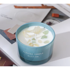 Свічка ароматична “Свіжа Весна“ у скляній чаші з декором з кварцових каменів у синьому кольорі