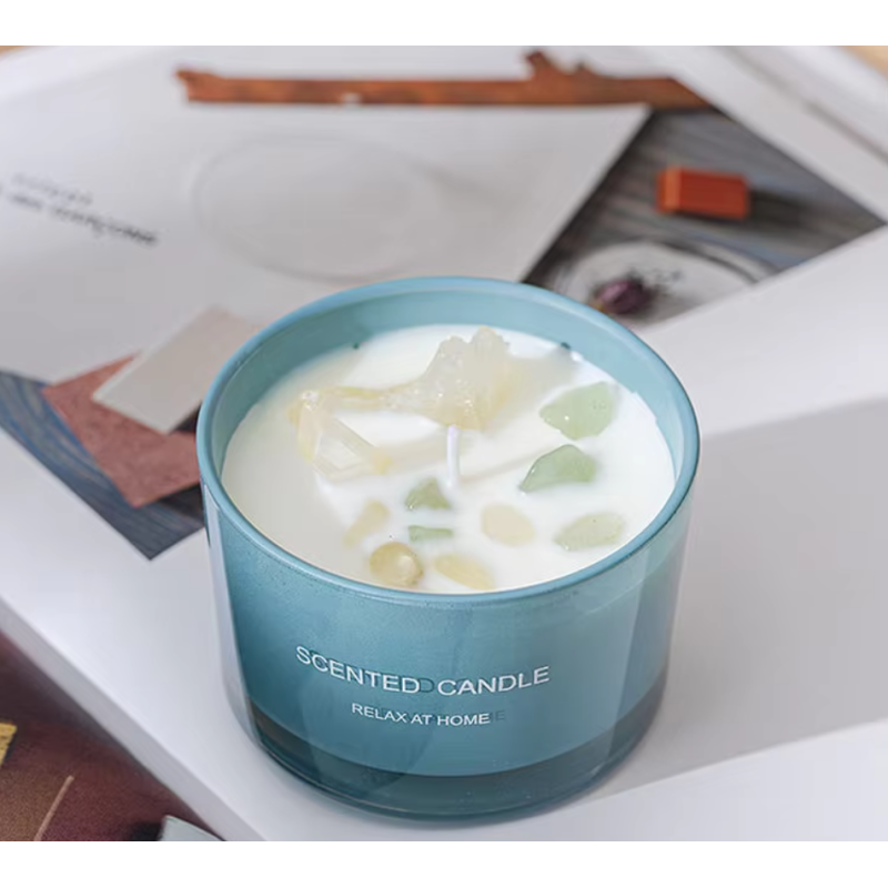 Свічка ароматична “Свіжа Весна“ у скляній чаші з декором з кварцових каменів у синьому кольорі