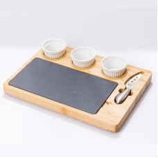 Дошка для сиру і закусок бамбукова з ножем і соусниками, менажниця дерев“яна для нарізки 34×24×2.5 см